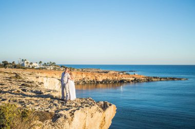 Romantik kalma. Genç seven çift birlikte yürüyüş ve deniz keyfi