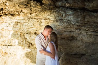 Sahilde güzel genç çift ellerimi