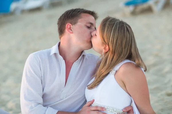 Retrato de hermosa pareja besándose en la playa — Foto de Stock