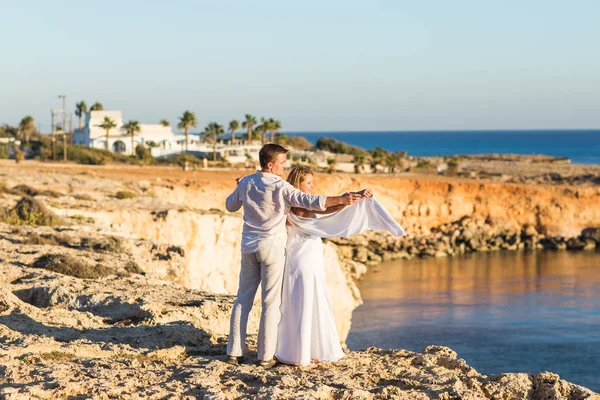 Ρομαντικές γνωριμίες. Νέοι αγάπη ζευγάρι περπάτημα μαζί στην παραλία απολαμβάνοντας τη θάλασσα — Φωτογραφία Αρχείου
