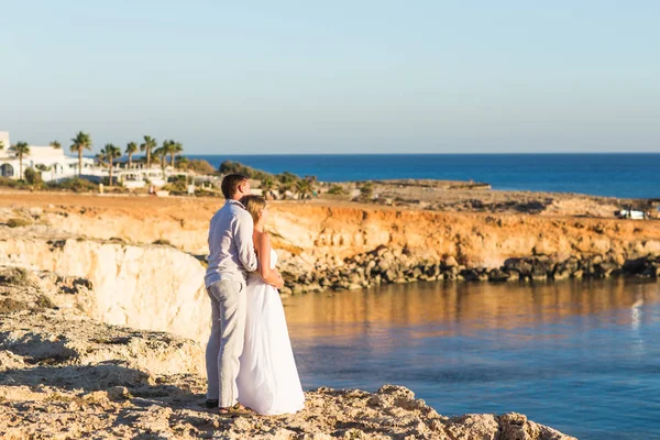 Casal caminhando pelo mar — Fotografia de Stock