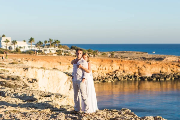 Casal jovem em férias de verão na praia, feliz homem sorridente e mulher andando à beira-mar Sea Ocean Holiday Travel — Fotografia de Stock