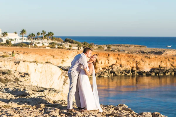 Casal caminhando pelo mar — Fotografia de Stock