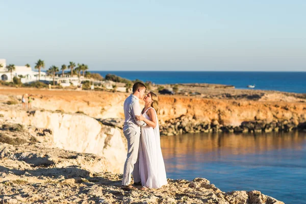 Namoro romântico. Jovem casal amoroso caminhando juntos pela praia desfrutando do mar — Fotografia de Stock