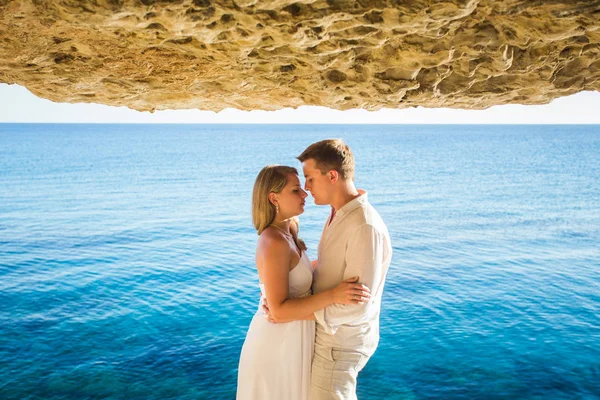 Incontri romantici. Giovane coppia amorevole passeggiando insieme sulla spiaggia godendo del mare — Foto Stock