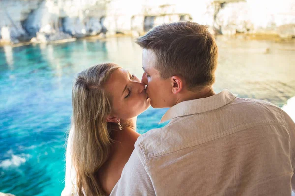 Namoro romântico. Jovem casal amoroso beijando — Fotografia de Stock