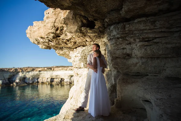 Beau jeune couple tenant la main sur la plage — Photo