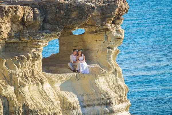 Namoro romântico. Jovem casal amoroso abraçando e desfrutando do mar — Fotografia de Stock