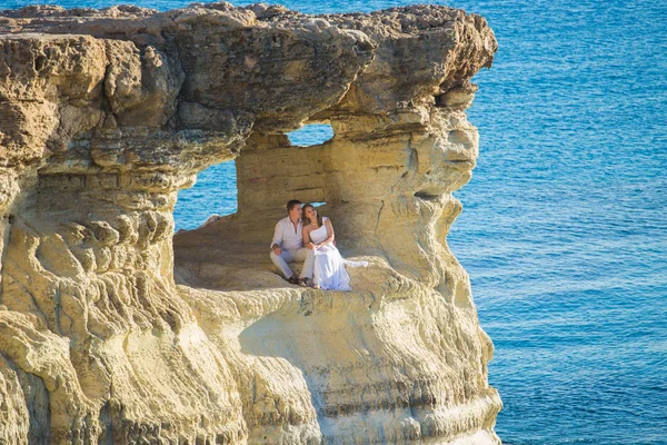 Bela noiva linda e noivo elegante em rochas, no fundo de um mar, cerimônia de casamento em cyprus — Fotografia de Stock