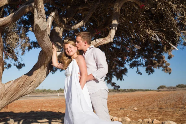 Namoro romântico. Jovem casal amoroso abraçando na natureza — Fotografia de Stock