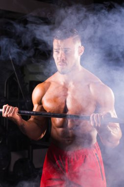 Acımasız güçlü atletizm Erkekler kaslı vücut geliştirmeci yakışıklı erkekler spor salonunda egzersiz yapıyor kaslar egzersiz vücut geliştirme kavramı arka plan - pompalama.