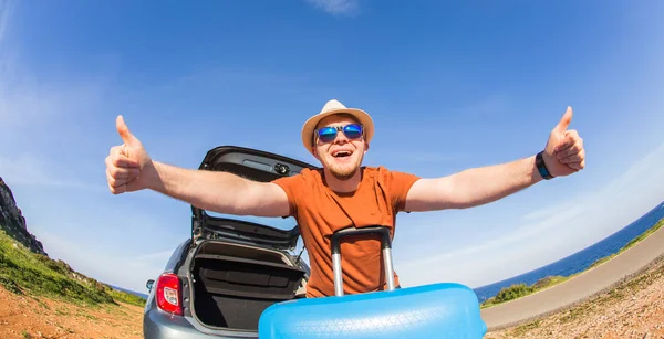 Léto, dovolená, výlet a dovolenou koncept - Happy vtipálek poblíž vozu ukazuje palec nahoru a připravena k cestování — Stock fotografie