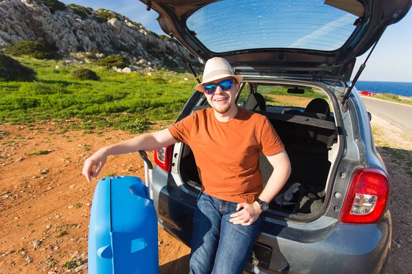 Léto, dovolená, výlet a dovolenou koncept - muž blízko auto připravené na cestu — Stock fotografie