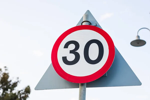 Road sign hastighetsbegränsning till 30 — Stockfoto
