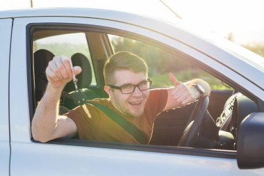 Mutlu müşteri sadece bir araba araba galerisinde satın aldı.