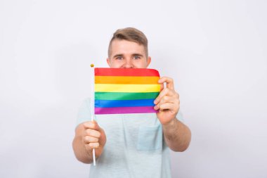 Adam tutarak Lgbt bayrak yakın. Cinsel azınlık kavramı