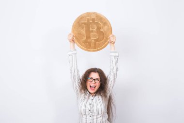 Altın Bitcoin tutan iş kadın. Sanal para.