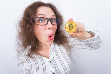 Altın Bitcoin sikke gösterilen sürpriz eğlence iş kadını. Sanal para kavramı. Cryptocurrency