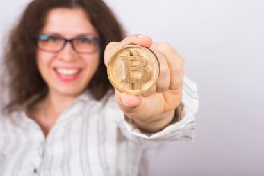 Altın Bitcoin sikke gösterilen mutlu bir iş kadını. Sanal para kavramı. Cryptocurrency