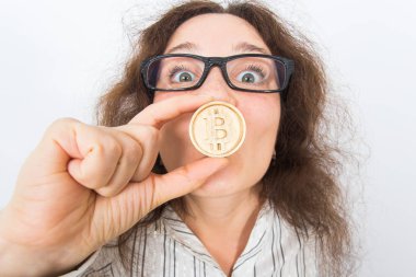 Altın Bitcoin sikke gösterilen sürpriz eğlence iş kadını. Sanal para kavramı. Cryptocurrency