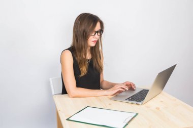 iş kavramı - laptop ofiste çalışan iş kadını