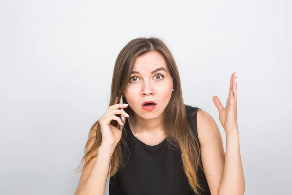 Sorprendida joven empresaria hablando por teléfono móvil — Foto de Stock