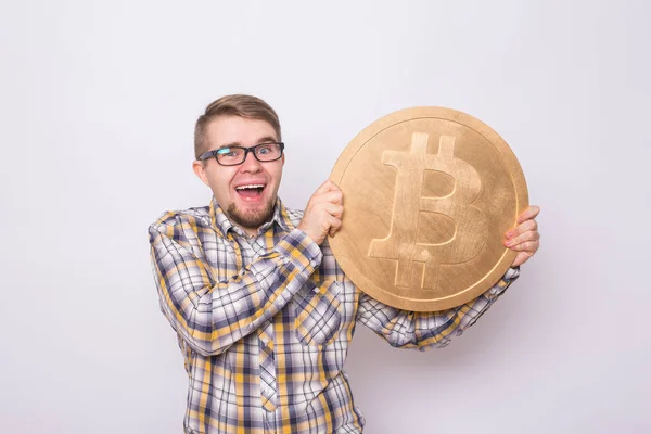 Amante divertido bitcoin con gran moneda de oro, minero divertido con monedas . — Foto de Stock