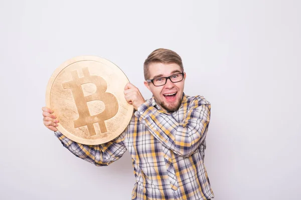 Amante divertido bitcoin con gran moneda de oro, minero divertido con monedas . — Foto de Stock