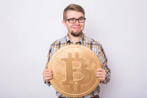 Hombre sosteniendo bitcoin grande de oro sobre fondo blanco. Cripto moneda, dinero virtual, internet y concepto de economía — Foto de Stock