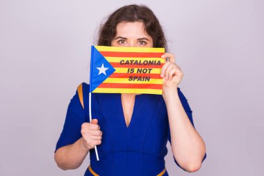Estelada bayrağıyla bağlantılı olarak Katalan kadın. Catalonia İspanya'dan ayrılması için referandum. Demokrasi bağımsızlık kavramı.
