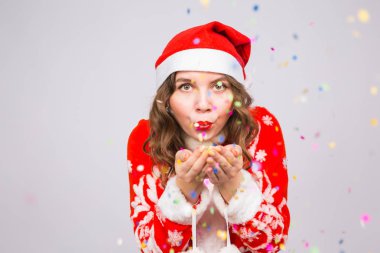 Noel Baba'nın kostüm yeni yıl 2018 üfleme konfeti kamera için karşılama güzel kız. Yeni yıl kutlama ve parti konsept