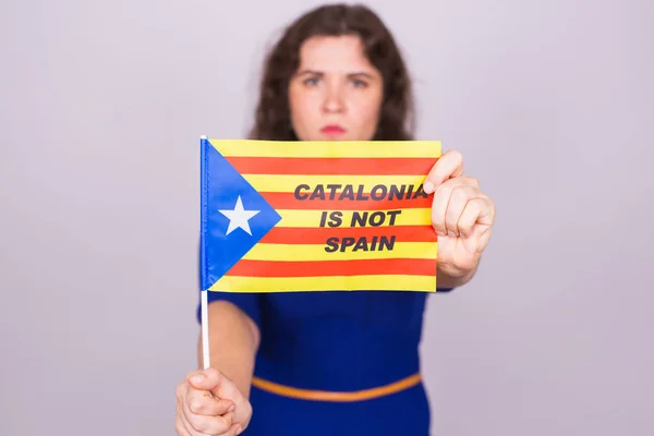 肖像的严重加泰罗尼亚女人与 estelada 标志。来自西班牙的加泰罗尼亚地区分离的全民投票。民主独立概念. — 图库照片