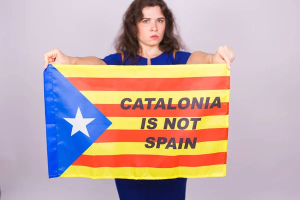 肖像的严重加泰罗尼亚女人与 estelada 标志。来自西班牙的加泰罗尼亚地区分离的全民投票。民主独立概念. — 图库照片