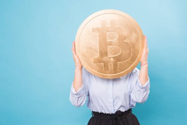 Altın Bitcoin tutan komik kadın. sanal para.