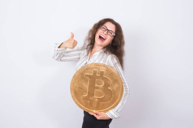 Mutlu kadın büyük altın Bitcoin para gösteriliyor. Sanal para kavramı. Cryptocurrency