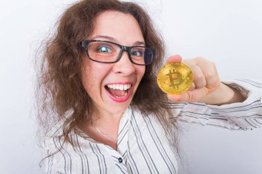 Mutlu kadın altın Bitcoin para gösteriliyor. Sanal para kavramı. Cryptocurrency