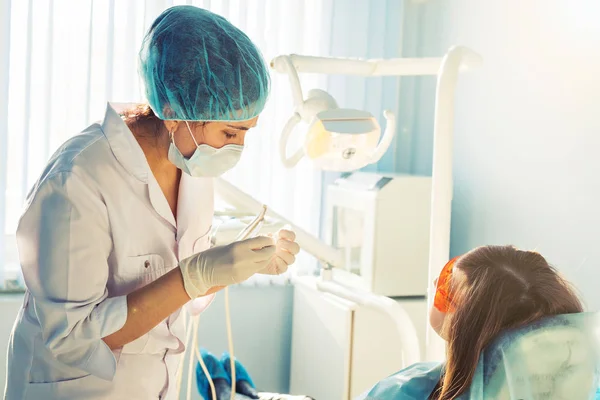 若い女性歯科医と患者 — ストック写真