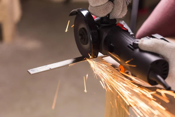 Ángel amoladora hacer un flash chispas — Foto de Stock