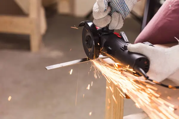 Travailleur de l'industrie lourde coupe de l'acier avec meuleuse d'angle — Photo