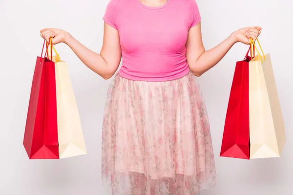 Close up de mulher com sacos de compras, sobre fundo branco. Conceito de compra, venda e pessoas — Fotografia de Stock