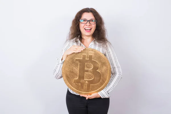 Mujer feliz mostrando grandes Bitcoin de oro. Concepto de dinero virtual. Criptomoneda — Foto de Stock