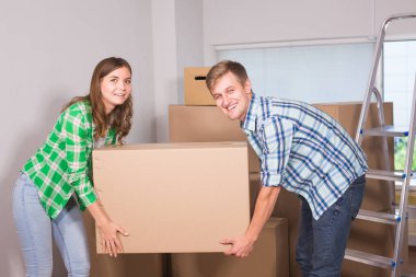Mutlu genç çift açma veya kutu ambalaj ve yeni evine taşıdıktan.
