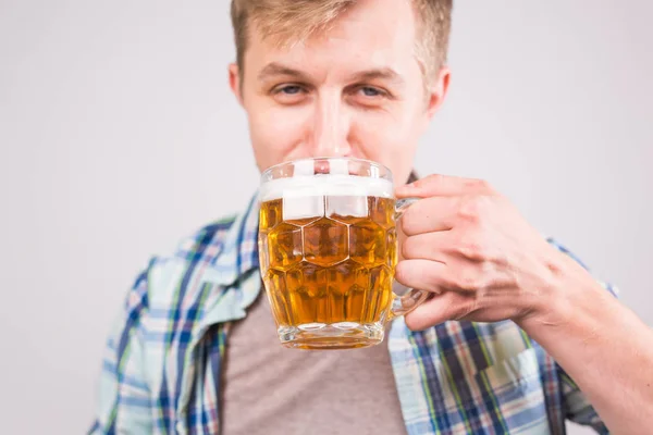 Чоловік п'є пиво — стокове фото