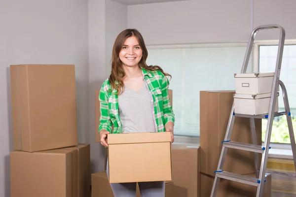 Красивая молодая женщина с картонной коробкой. Готов к переезду в новую квартиру . — стоковое фото