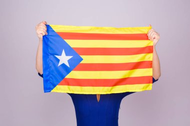 Estelada bayrağıyla bağlantılı olarak Katalan kadın. Catalonia İspanya'dan ayrılması için referandum. Demokrasi bağımsızlık kavramı.