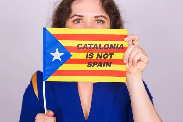 与 estelada 标志的加泰罗尼亚女人。来自西班牙的加泰罗尼亚地区分离的全民投票。民主独立概念. — 图库照片