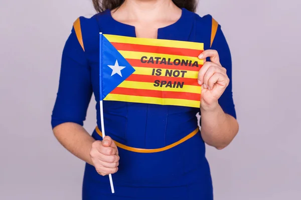 Close up de mulher catalã com bandeira estelada. Referendo para a separação da Catalunha da Espanha. Conceito de independência democrática . — Fotografia de Stock