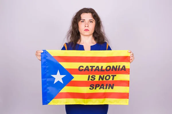 Retrato de uma mulher catalã séria com bandeira estelada. Referendo para a separação da Catalunha da Espanha. Conceito de independência democrática . — Fotografia de Stock