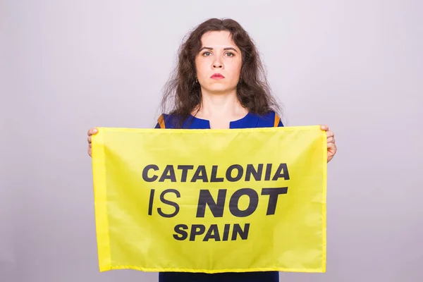 一个严肃的加泰罗尼亚女人的肖像。加泰罗尼亚与西班牙分离的公投。民主独立概念. — 图库照片