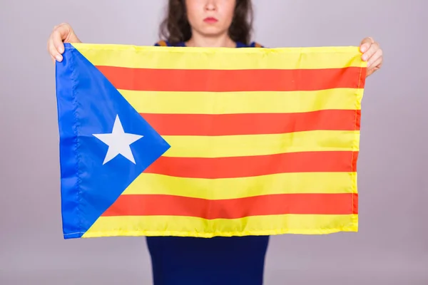 与 estelada 标志的加泰罗尼亚女人。来自西班牙的加泰罗尼亚地区分离的全民投票。民主独立概念. — 图库照片